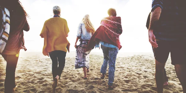 Amici sulla spiaggia estiva — Foto Stock