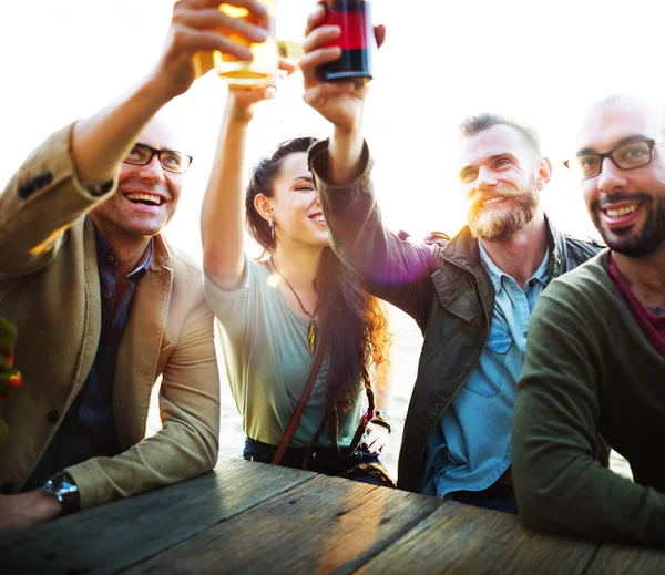 Farklı insanlar takılmak