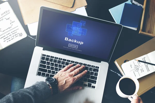 Man met laptop op zijn werkplek — Stockfoto