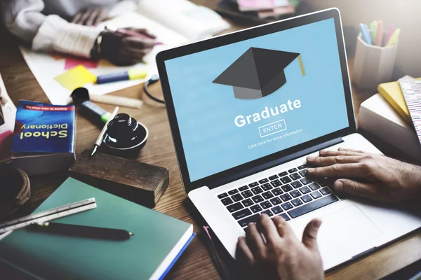 Portátil con graduado en monitor —  Fotos de Stock