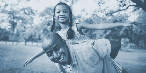 Padre africano con figlia nel parco — Foto Stock