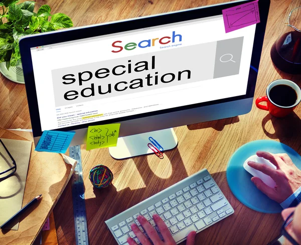 klavyede yazarak adam