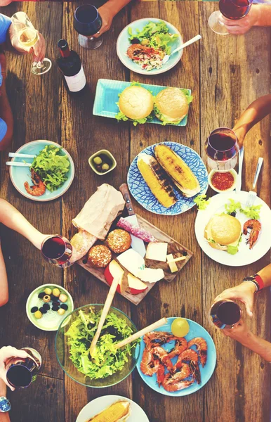 Människor under lunchen utomhus — Stockfoto