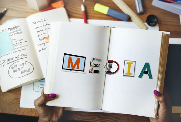 Vrouw bedrijf boek met media — Stockfoto