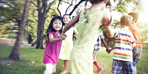 Niños jugando al aire libre —  Fotos de Stock