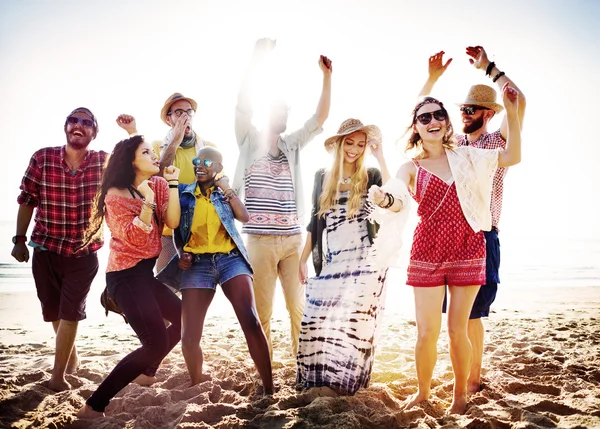 Vrienden tijd samen op het strand — Stockfoto