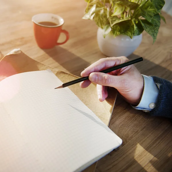 Hombre de negocios escribiendo en cuaderno — Foto de Stock