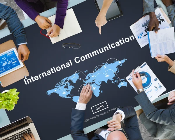 Empresarios señalando la comunicación internacional — Foto de Stock