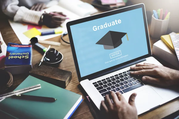 Portátil con graduado en monitor —  Fotos de Stock