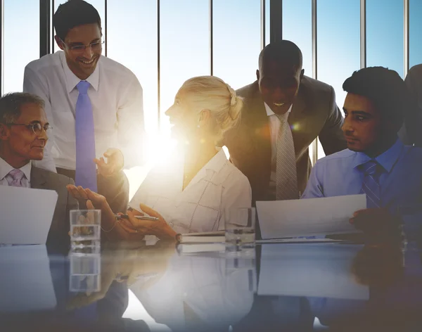 Grupo de empresários em reunião corporativa — Fotografia de Stock