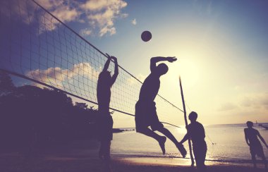 Plaj voleybolu oynayanlar
