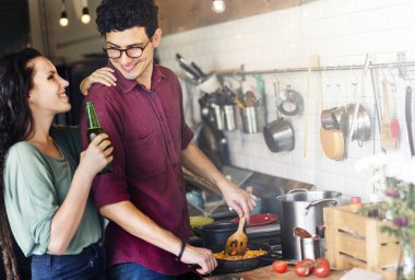 Çift birlikte yemek