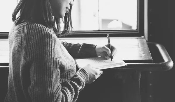 Lady escribiendo en cuaderno —  Fotos de Stock