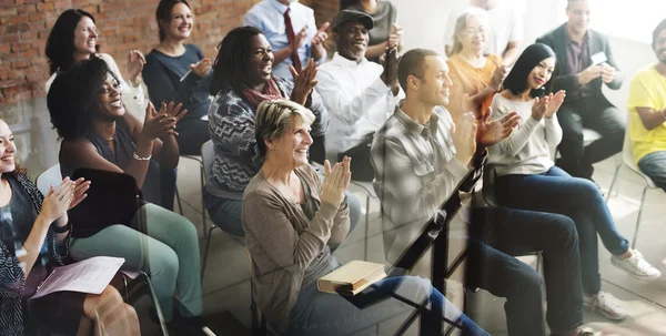 Diversidad de las personas en reunión — Foto de Stock