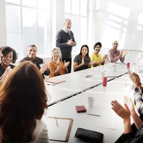 Uomini d'affari che lavorano in ufficio — Foto Stock