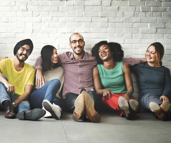 Diversidade amigos perto da parede — Fotografia de Stock