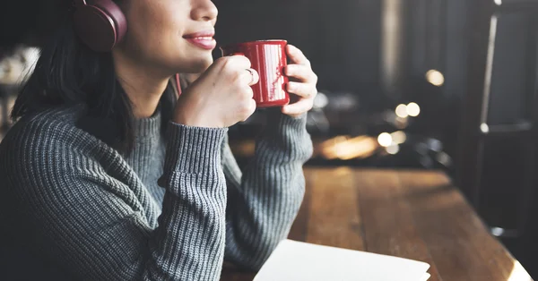 Asiatische Dame mit Kaffee — Stockfoto