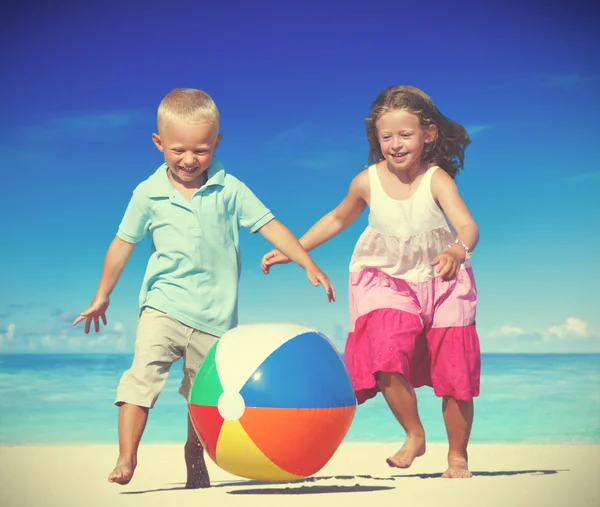 Lykkelige barn som leker sammen – stockfoto