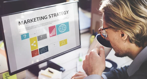 Uomo d'affari in cerca di monitor con strategia di marketing — Foto Stock