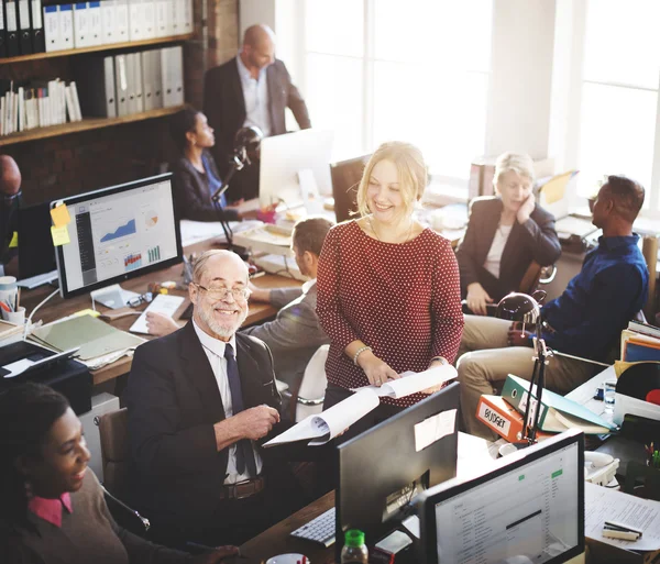 Les gens d'affaires qui travaillent — Photo