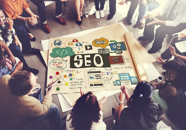 Persone sopra poster con seo — Foto Stock