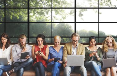 Çeşitlilik insanlarla dijital cihazlar