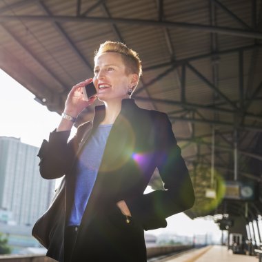 Cep telefonu kullanan iş kadını 