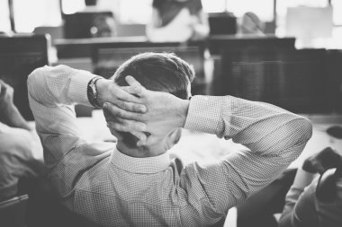 El ense üzerinde çarpı işareti işadamı 