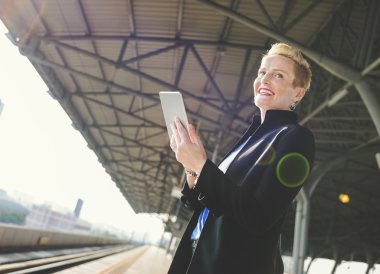 Dijital tablet kullanan iş kadını