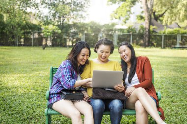  Anne ve çok güzel kızları