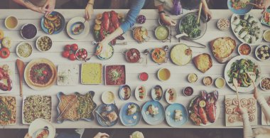 arkadaşlar büyük tablo için yemek