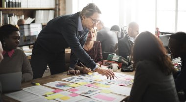 İş ekibi ofisinde.