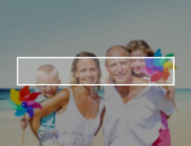 Mutlu aile Plajı'nda çocuklarla