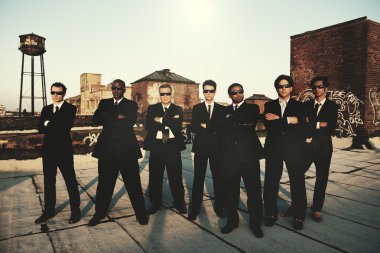 İş takım siyah elbiseli