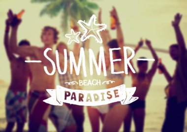 İnsanlar sahilde kutluyor 