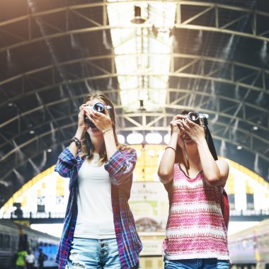 Retro fotoğraf makinelerinde fotoğraf çekme kızlar