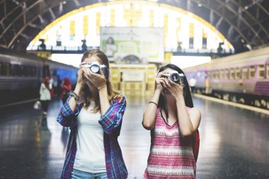 Retro fotoğraf makinelerinde fotoğraf çekme kızlar