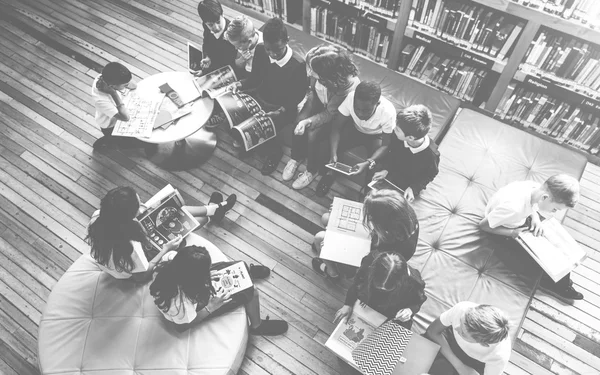 Niños en la biblioteca escolar con libros —  Fotos de Stock