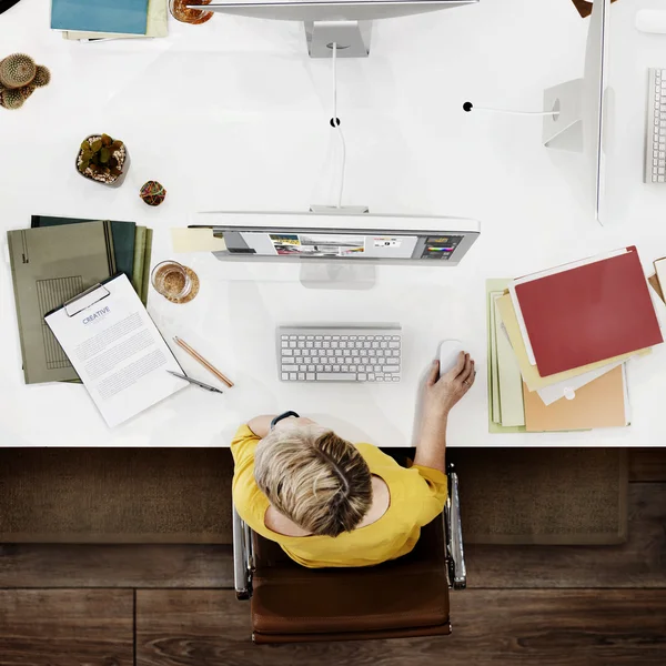 Geschäftsfrau arbeitet am Computer — Stockfoto