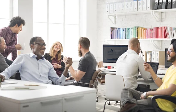 Les gens d'affaires travaillant dans le bureau — Photo