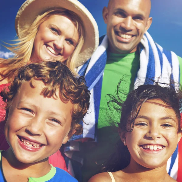 Familie spielt im Freien — Stockfoto