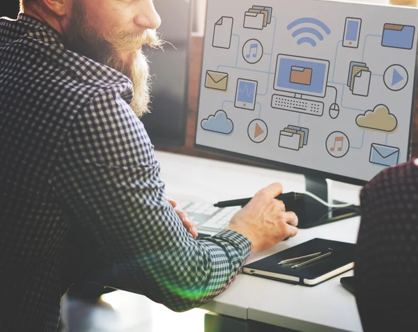 Computer met netwerkondersteuning op monitor — Stockfoto