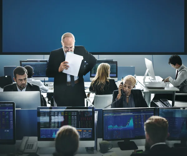 Zakelijke werknemers werkzaam in kantoor — Stockfoto