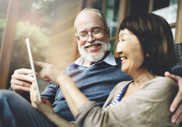 Happy couple with tablet pc — Stock Photo, Image