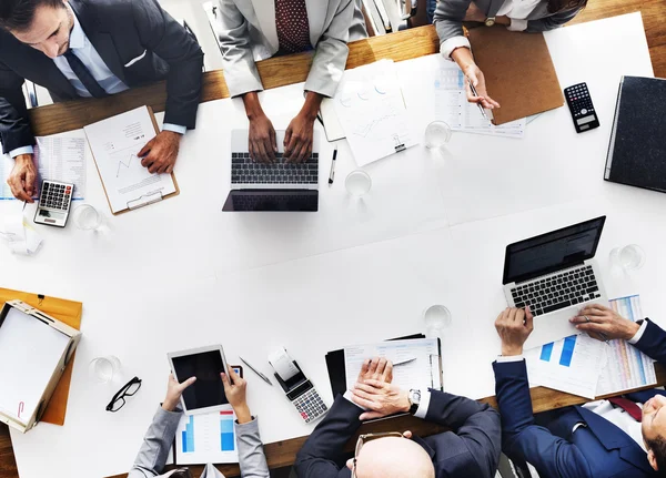 Grupo de personas haciendo una lluvia de ideas, discutiendo y planeando algo —  Fotos de Stock