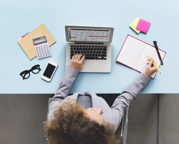 Trabajar con el ordenador portátil en el escritorio — Foto de Stock