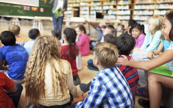 Niños juntos en la biblioteca escolar —  Fotos de Stock