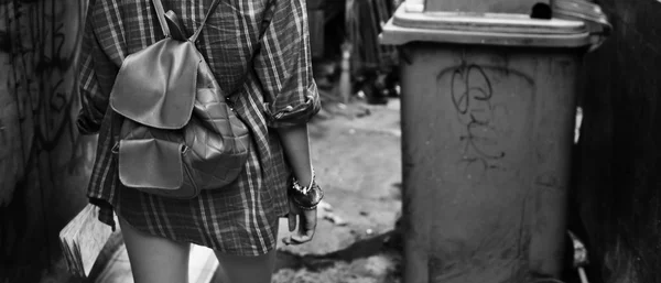 Κορίτσι που ταξιδεύουν με το σακίδιο — Φωτογραφία Αρχείου