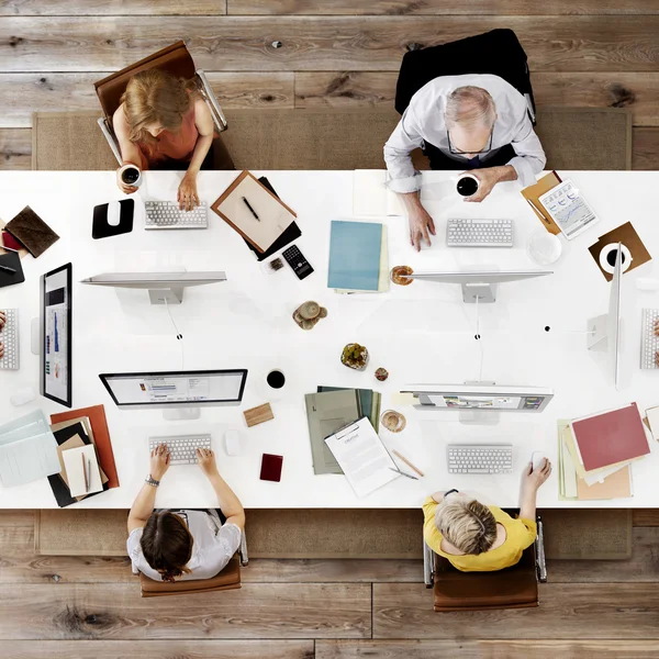 Gente de negocios trabajando en computadoras — Foto de Stock