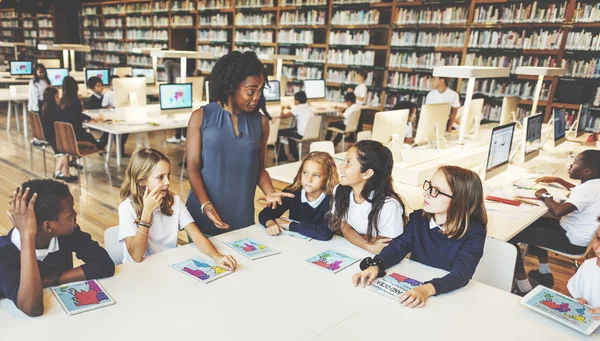 Klassenkameraden haben Unterricht mit Lehrer — Stockfoto